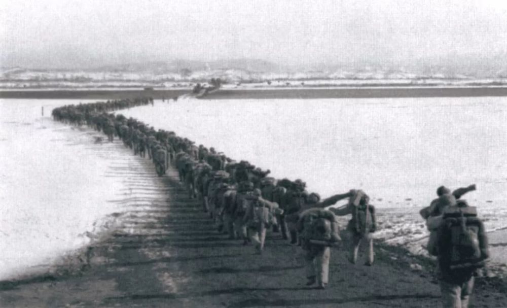 1950年6月25日拂晓,朝鲜半岛北南双方爆发内战.