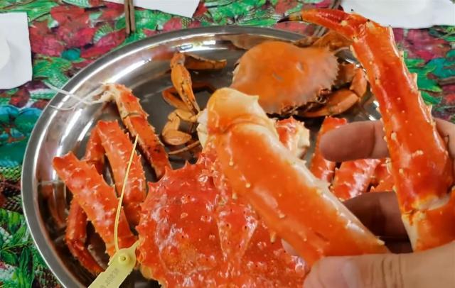 做吃播太赚钱,一日三餐把帝王蟹皮皮虾当家常