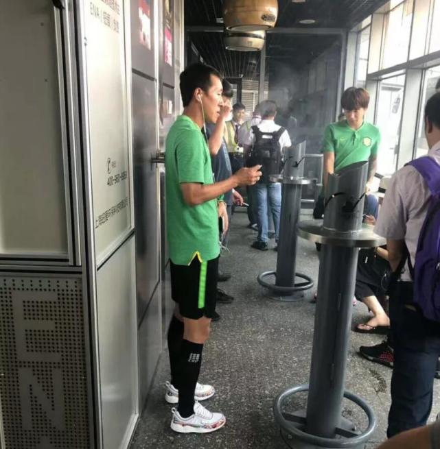 中乙队机场外集体吞云吐雾 缺职业素养成中国