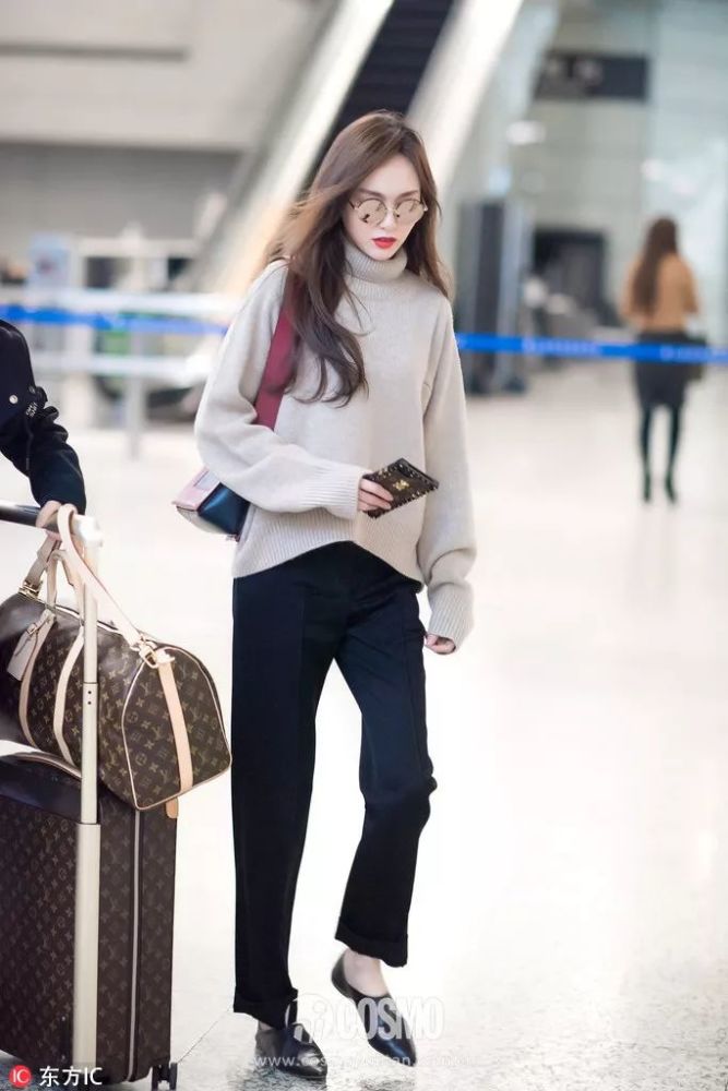 刘雯穿高领毛衣保暖又美丽,我穿就成了缩脖神
