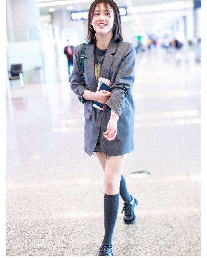 马思纯亮相机场,超短裙长筒袜性感着装,网友:分