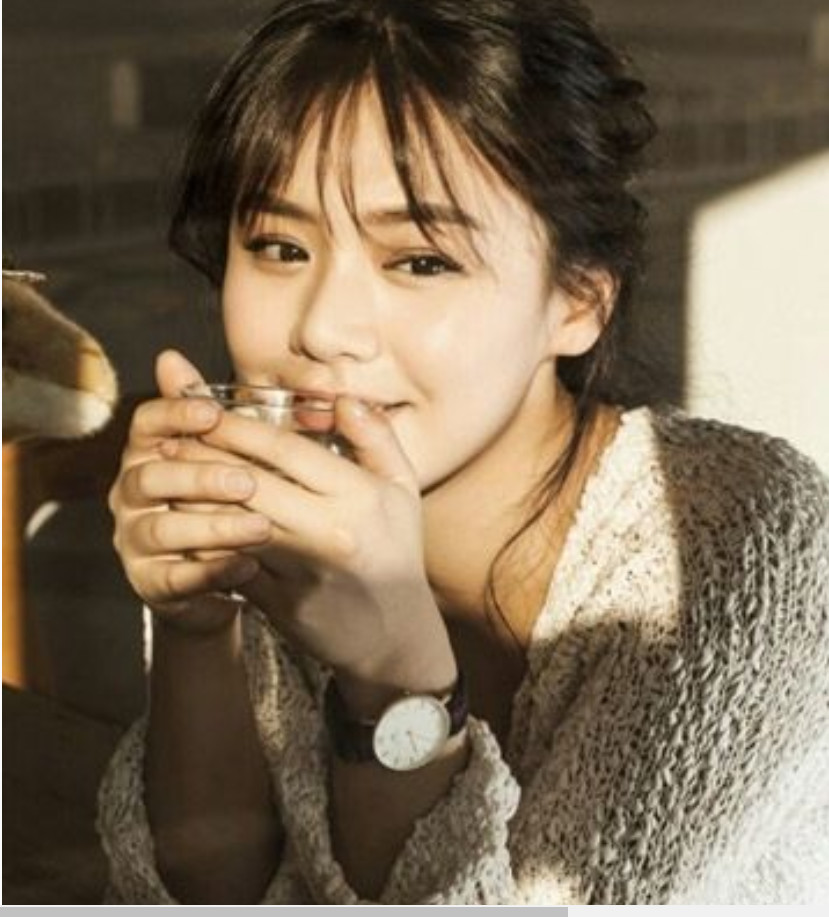 马思纯亮相机场,超短裙长筒袜性感着装,网友:分