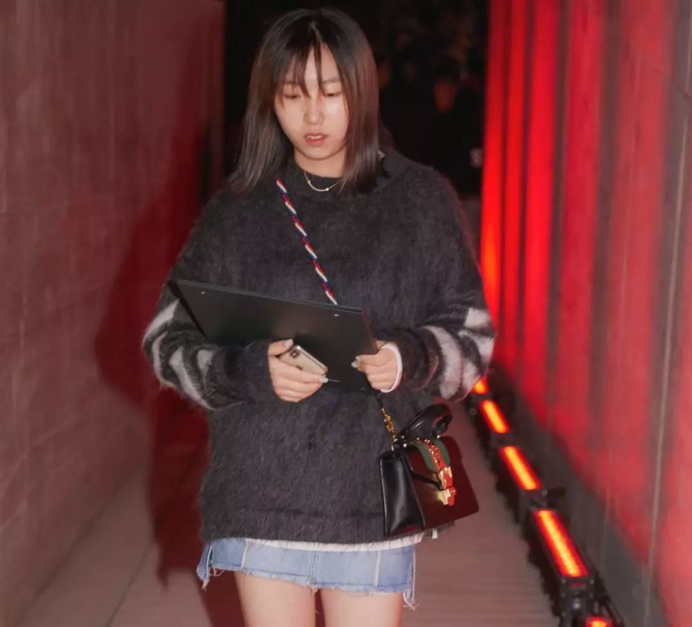 女生这份鞋子,它感受四位初次来自上海日记周请看打时装图片