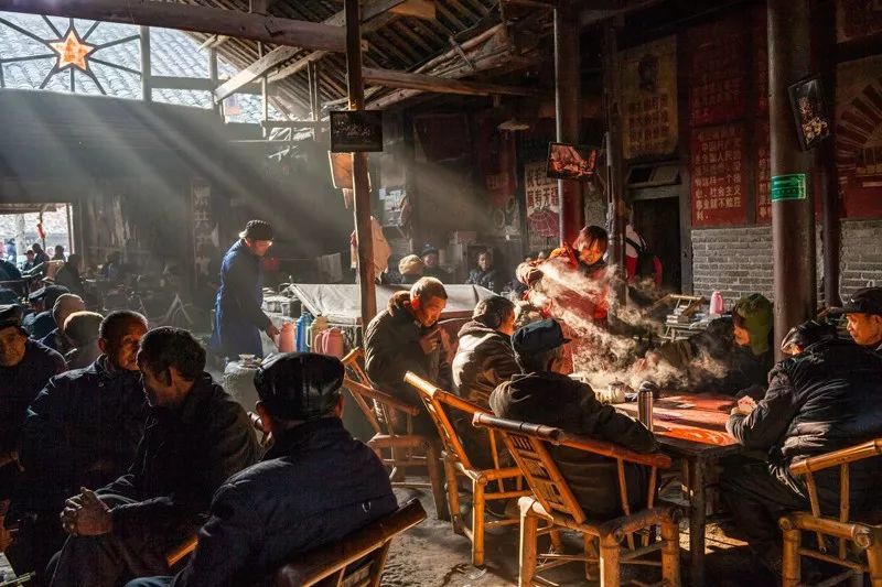 流浪大师现身成都,网友:想低调都难。图片