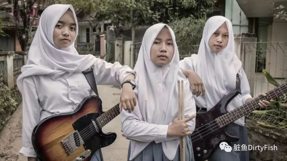 她们是穿黑袍戴头巾的穆斯林,也是玩金属乐队