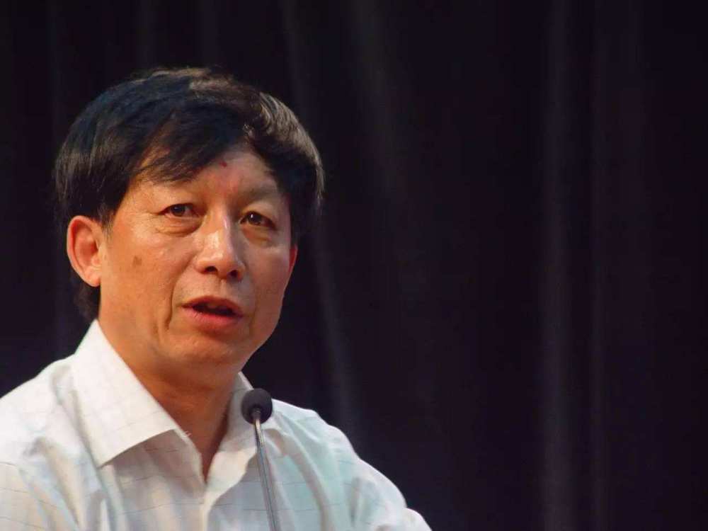 易中天谈韩寒:一个说皇帝没穿衣服的孩子，比国学教授都勇敢