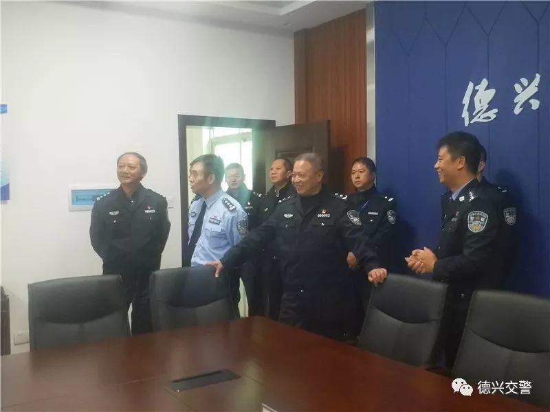 德兴市副市长,公安局长彭秋兴的陪同下,深入德兴市公安局交警大队调研