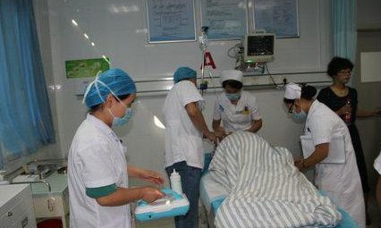 熊孩子把孕妇撞流产,孩子奶奶:六十多年的姐妹