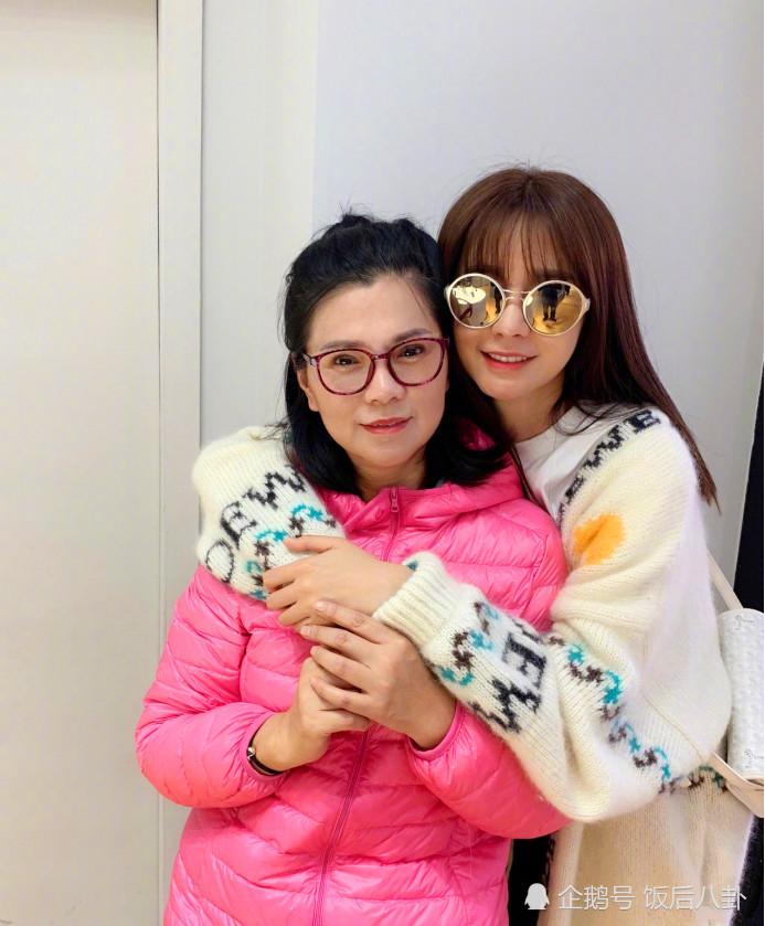 沈梦辰母女合影好似姐妹花，发文庆祝手术成功，猛夸妈妈漂亮