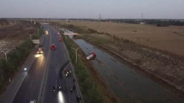 濮阳一运载液氨槽罐车侧翻 23名消防员历时5小