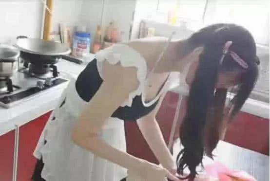 赛高酱女仆福利,这角度堪称完美,摄影师你这次干的太