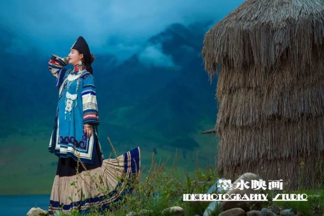 一套非常美丽的彝族服饰照片,太美了(高清多图)