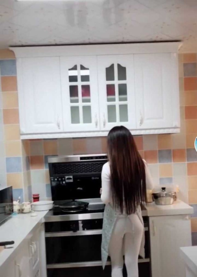 "背影杀手"现身厨房,转过头的一瞬间,网友:打扰了!