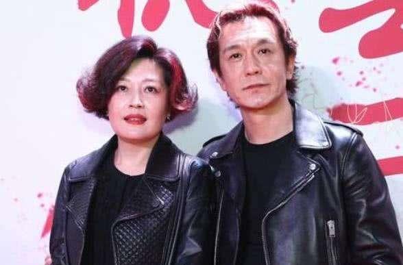 前央视名嘴李咏一家近照曝光,女儿貌美不输女明星,一家都逆生长