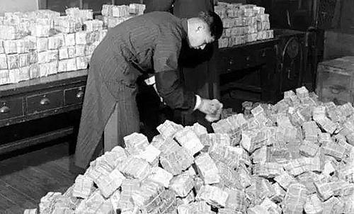 1948年国内流通的是国民政府发行的"法币",但是当时已经贬值的厉害