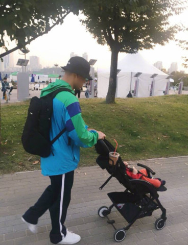 Gary晒完老婆后晒儿子 与儿子同游上海幸福满满