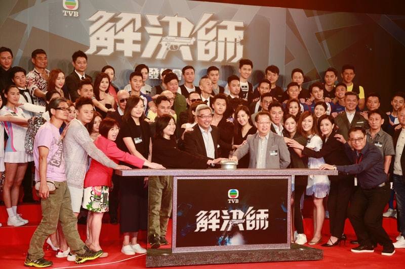 港剧在学校拍摄取景，TVB王浩信、唐诗咏再搭档开工有默契