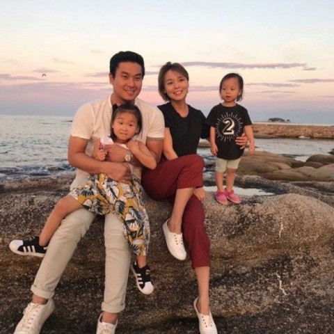 闵先艺晒一家四口合照 怀第三胎孕肚不显身材依然纤细