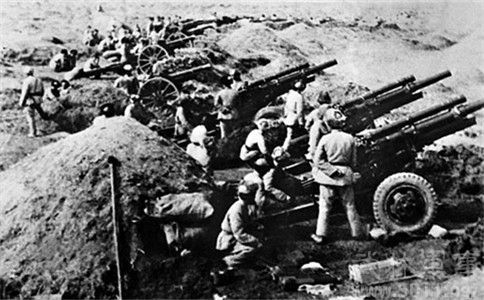 美国人拍摄的平津战役老照片:火炮一字排开,解放军