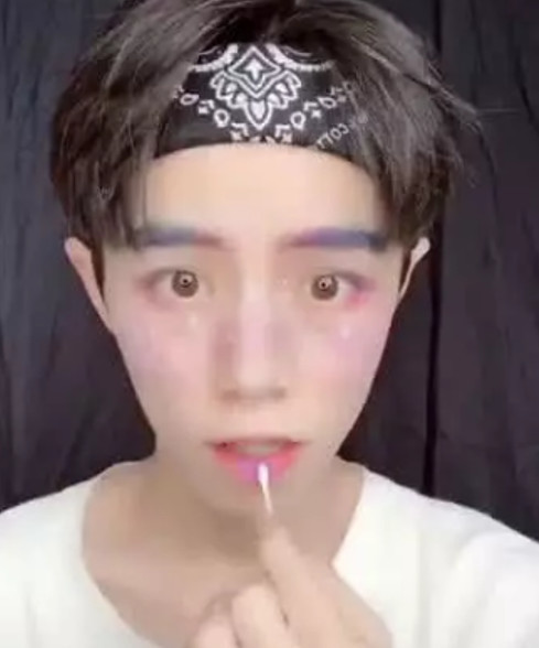 抖音小哥哥变身"娘炮",好好的男人化这种妆?网友:滚