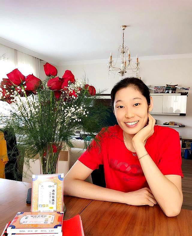女排队长朱婷训练和生活照,刻苦训练,奋勇拼搏的美丽长腿姑娘!