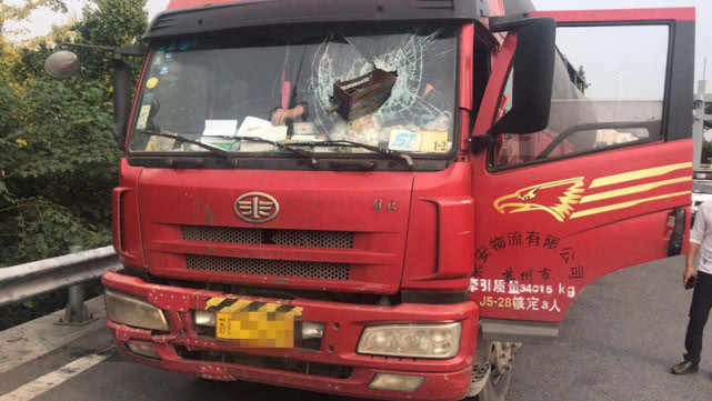 惊险!男子高速驾车 天降铁块砸碎挡风玻璃