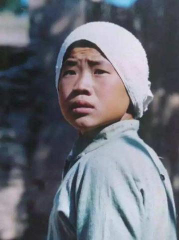 有一位高颜值妻子有多重要！嘎子哥儿子简直萌炸了，像极了妈妈！