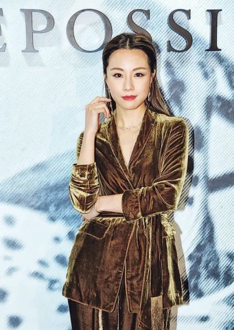 邓丽欣否认生日收到男友礼物，表示不会闪婚，是个随性的人
