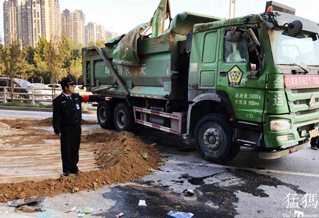 郑州渣土车爆胎翻车 黄土覆盖上百米道路