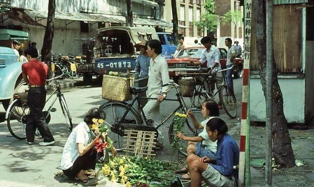 1980年广州历史老照片:街头卖花的小摊,你们能看出这是什么花吗