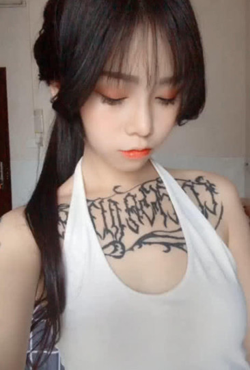 抖音00后女孩胸前纹身走红网友影响了胸前的美丽