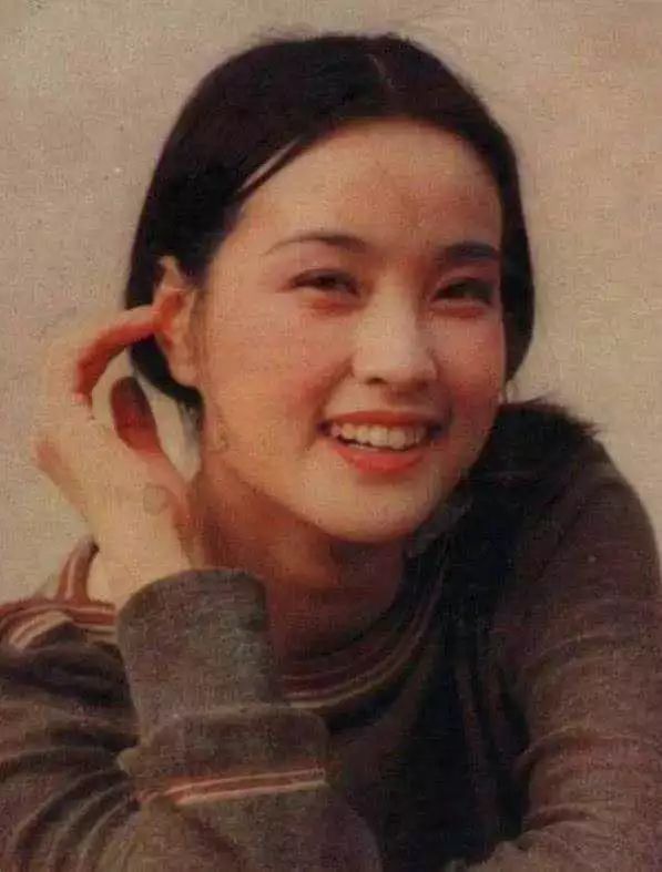 刘晓庆与四任丈夫的合照,都抱着刘晓庆,她的表情却不一样!