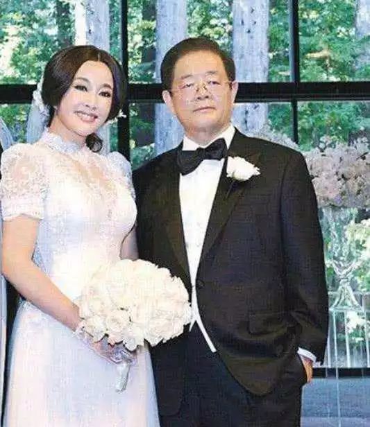 刘晓庆与四任丈夫的合照,都抱着刘晓庆,她的表情却不一样!