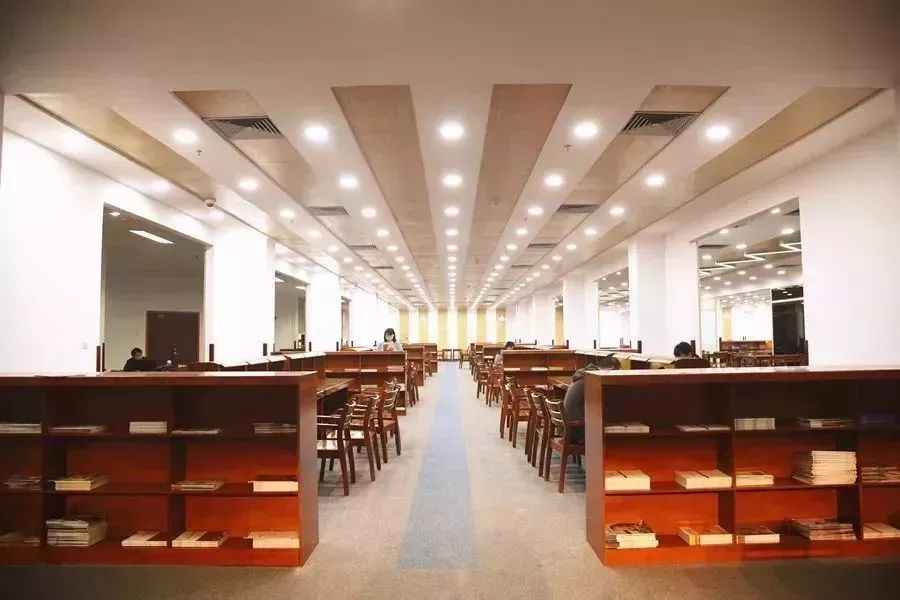 中央财经大学沙河校区图书馆,设计藏书量为地上70万册,2100个阅览座位