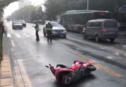 郑州一白色奔驰撞到一辆电动车 电动车两名人