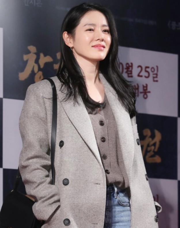 "漂亮姐姐"孙艺珍,为电影《猖獗》宣传,36岁保养似