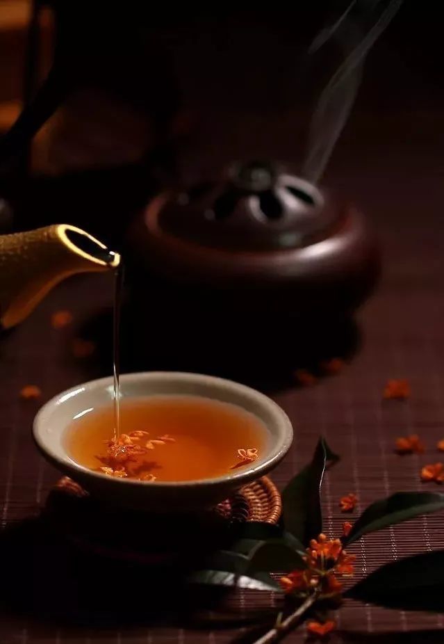 草木一秋 几度冷暖 几许纷繁 而浮沉人生 犹如一盏茶水 茶在杯盏中