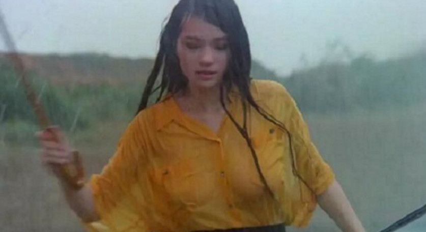 成龙的这部电影中黄衣女郎淋雨的这个镜头,让人们深深