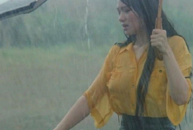 成龙的这部电影中黄衣女郎淋雨的这个镜头让人们深深记住了她