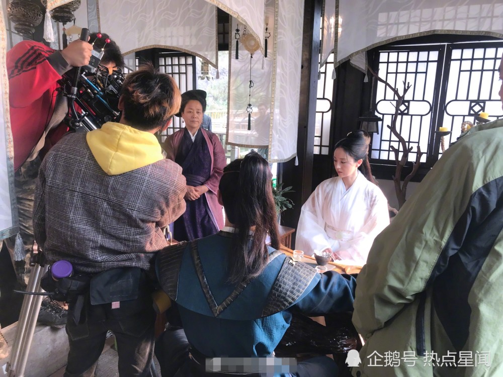 董璇白衣飘飘现身横店拍戏,重拾工作的她状态回升良好