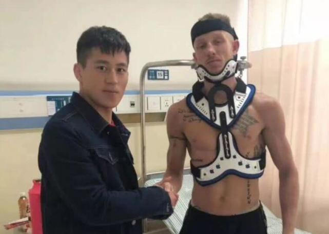 搏击名将孟庆浩擂台使用违规摔法 致对手受伤多处骨折