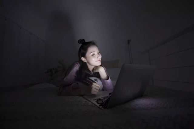 熬夜追剧,女孩突发眼中风差点失明!眼睛出现这个症状