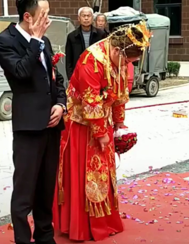 婚礼现场,新郎新娘零交流,看到新娘的表情后,网友