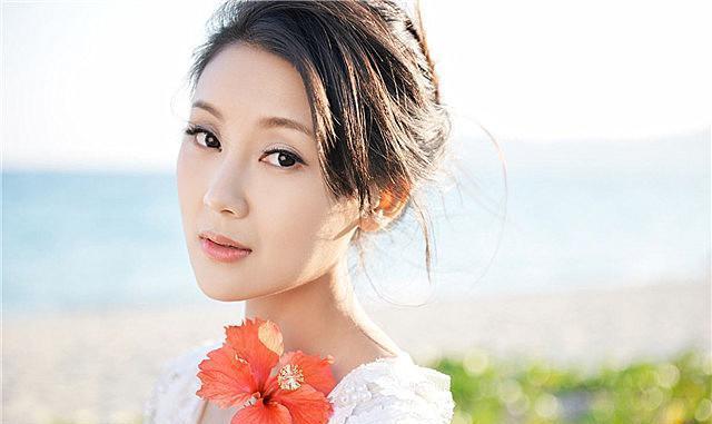 她是李小璐闺蜜嫁得好,去年她还在豪车上吃盒