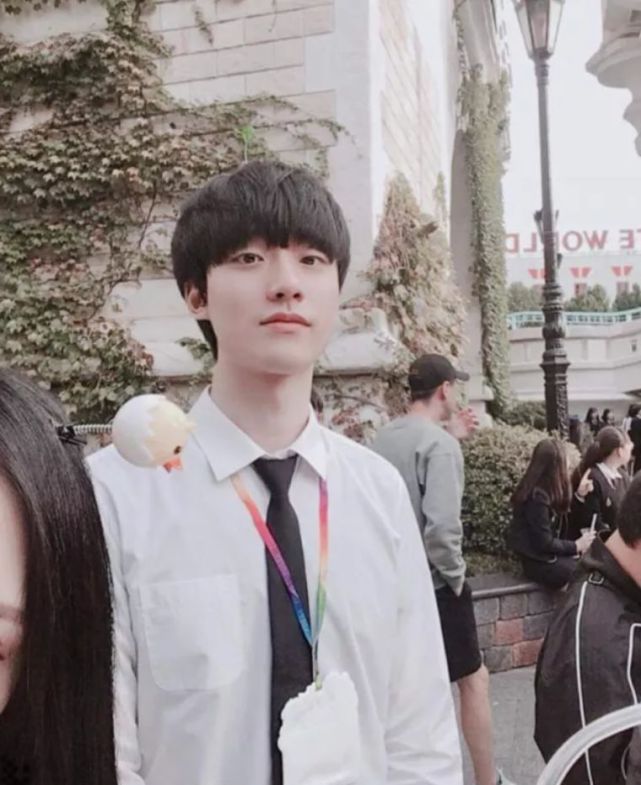 相信很多人都知道,大舅子在老婆才生完孩子不久,但是从图片上看,身材
