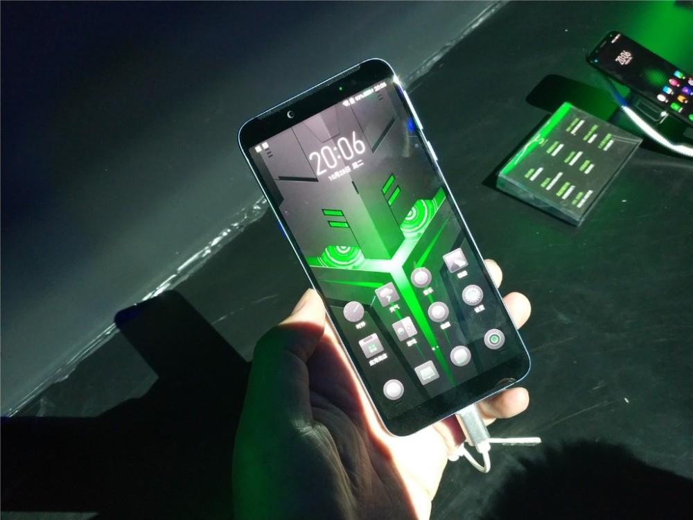 小米投资的黑鲨手机再发新品，双液冷镇压游戏性能，雷军出席
