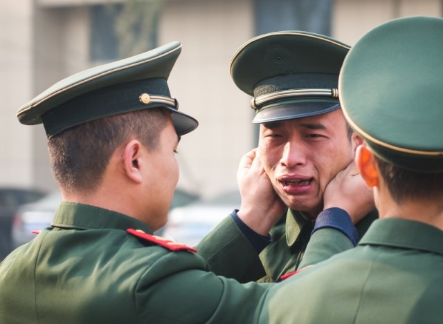 镜头下:退伍军人离别不舍,紧紧相拥战友情深