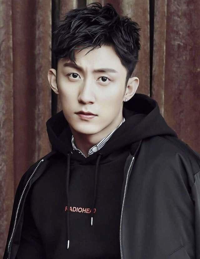 网传黄景瑜离婚且有家暴倾向，工作人员回应：假的