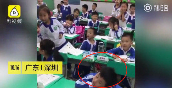 老师想用鼓掌声吵醒上课睡觉的学生,不料萌娃