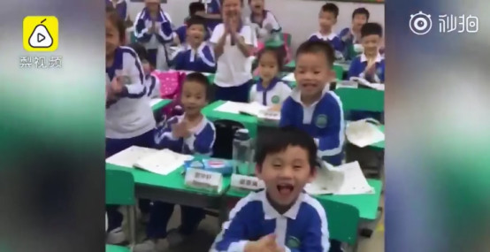 老师想用鼓掌声吵醒上课睡觉的学生,不料萌娃